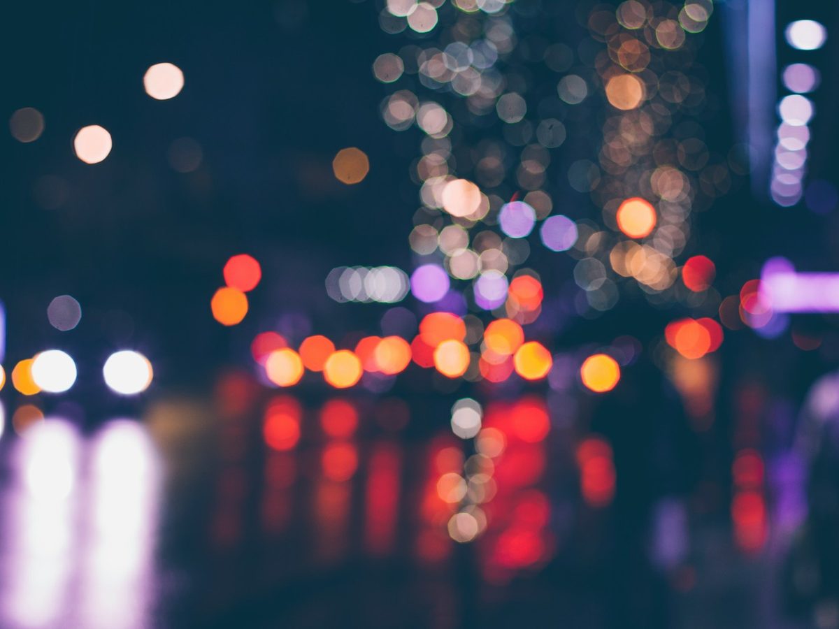 Luzes da cidade borradas à noite