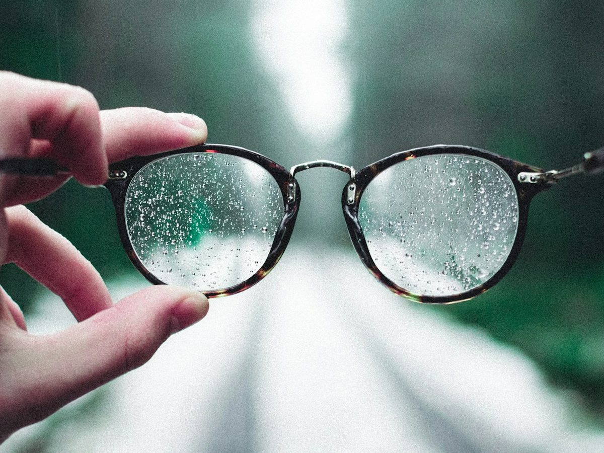 Óculos com lentes sujas e embaçadas