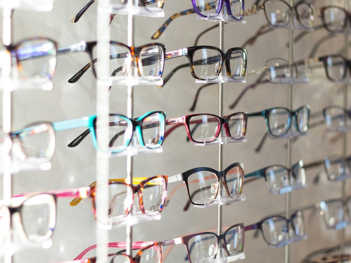 Armações de acetato coloridas em expositor